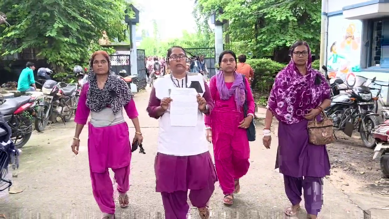 Protests by ASHA workers in Indas demanding resignation of Chandana Bauri wearing black badges, memorandum submitted to BDO