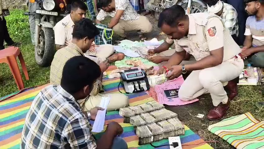 Two motorcyclists arrested in Gazole, huge amount of cash recovered from two bags