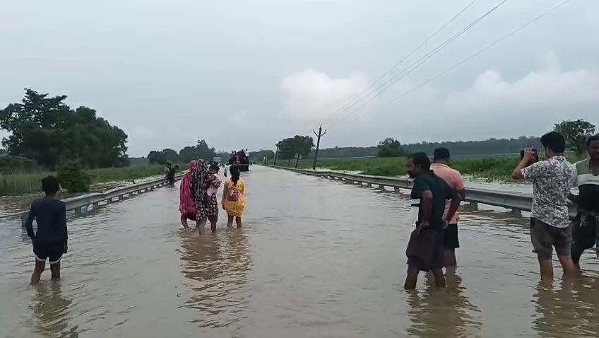 Floodwaters Inundate Villages, People of Potashpur Displaced! Rising Water Levels in Keleghai Raise Flood Fears Again