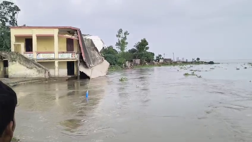 মালদায় ভয়াবহ গঙ্গাভাঙন! নদীগর্ভে পশ্চিম রতনপুর প্রাথমিক বিদ্যালয়ের অর্ধেক, গৃহহীন বহু পরিবার