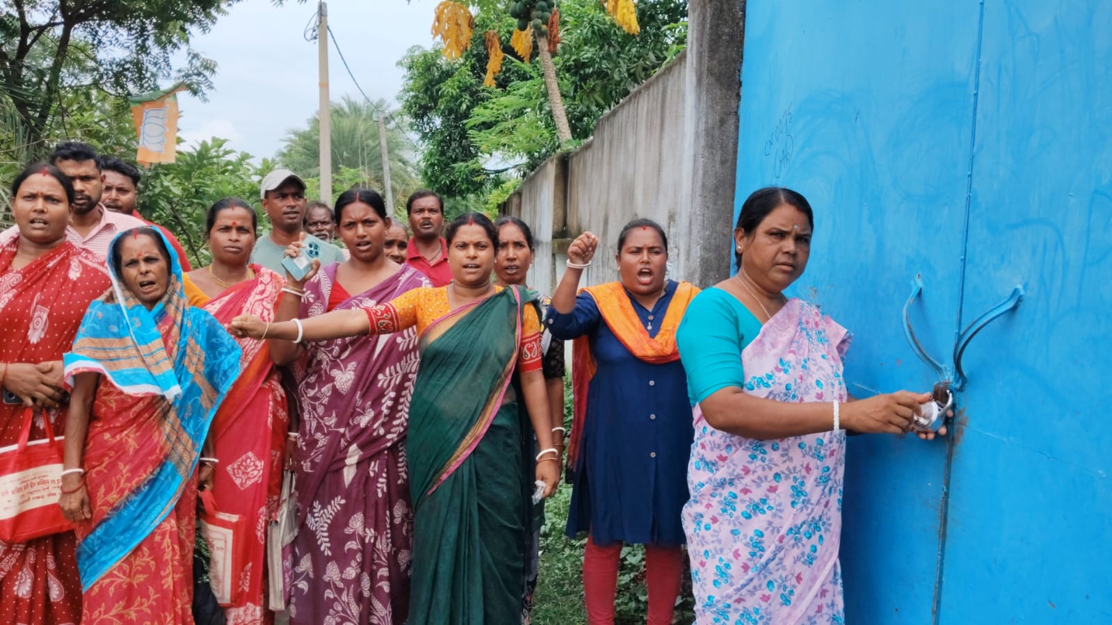 হাসনাবাদে ‘ধর্মান্তকরণের প্রচেষ্টার’ অভিযোগ, স্কুল বন্ধের দাবিতে বিক্ষোভ হিন্দু জাগরণ মঞ্চের