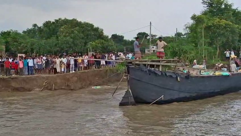 গঙ্গার ভাঙনে আতঙ্ক খাসকলে, ভেঙে ফেলা হল ৪৩টি বাড়ি! ক্ষতিগ্রস্ত পরিবারগুলির হাতে সরকারি ত্রাণ