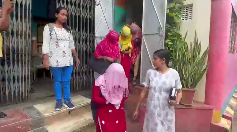 গোপনে মধুচক্রের অভিযোগ, ঝাড়গ্রামের একটি  লজে পুলিশের অভিযান, গ্রেফতার ২১