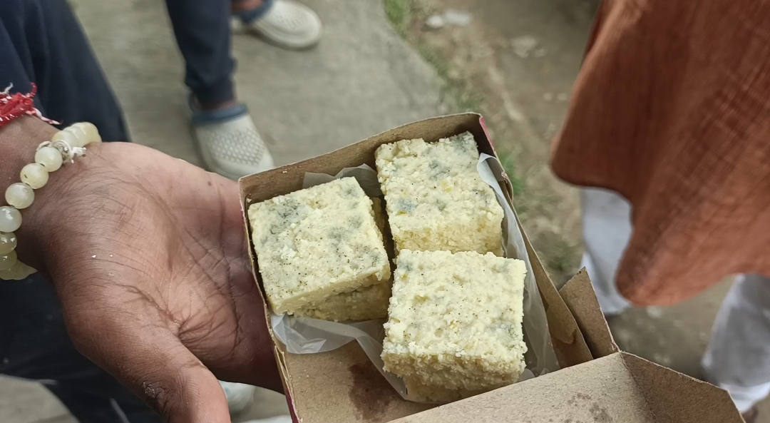 जन्माष्टमी पर खराब मिठाई बेचने का आरोप! शांतिपुर में मिठाई की दुकान पर विरोध, लाइसेंस पर उठ रहे सवाल
