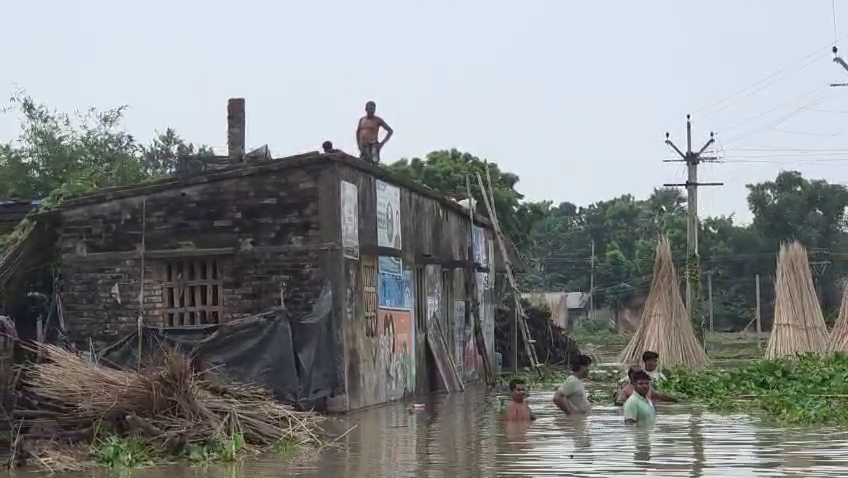 Ganges Water Levels 45 Centimeters Above Danger Mark, Over 35,000 People Trapped in Manikchak
