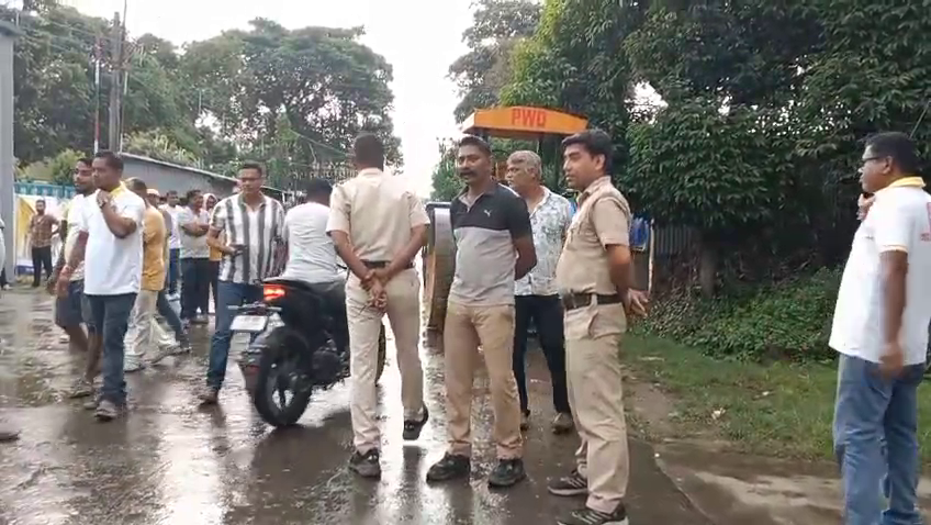 जैसे ही सड़क का काम शुरू हुआ, विवाद खड़ा हुआ, भाजपा ने काम रोका: गोयेशपुर में गरमागरम बहस