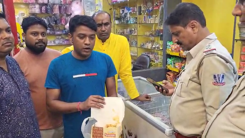 শিশুকে দেওয়া হল বাসি-পচা চিকেন প্যাটিস! দুর্গাপুরের স্টিল মার্কেটে চাঞ্চল্য