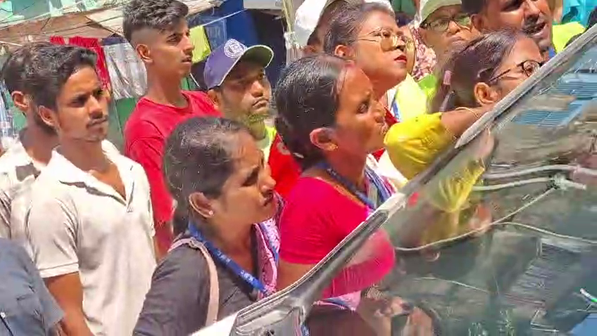 অগ্নিমিত্রা পালের গাড়ি ঘিরে অস্থায়ী স্বাস্থ্যকর্মীদের বিক্ষোভ, বেতন বৃদ্ধির দাবিতে সরব
