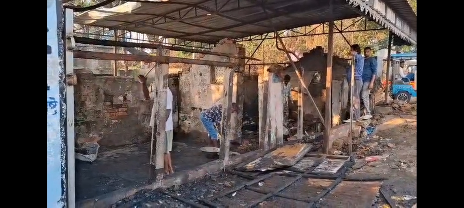 লক্ষ্মীপুজোর আগে মিষ্টির দোকানে ভয়াবহ অগ্নিকাণ্ড, লক্ষাধিক টাকার ক্ষতি